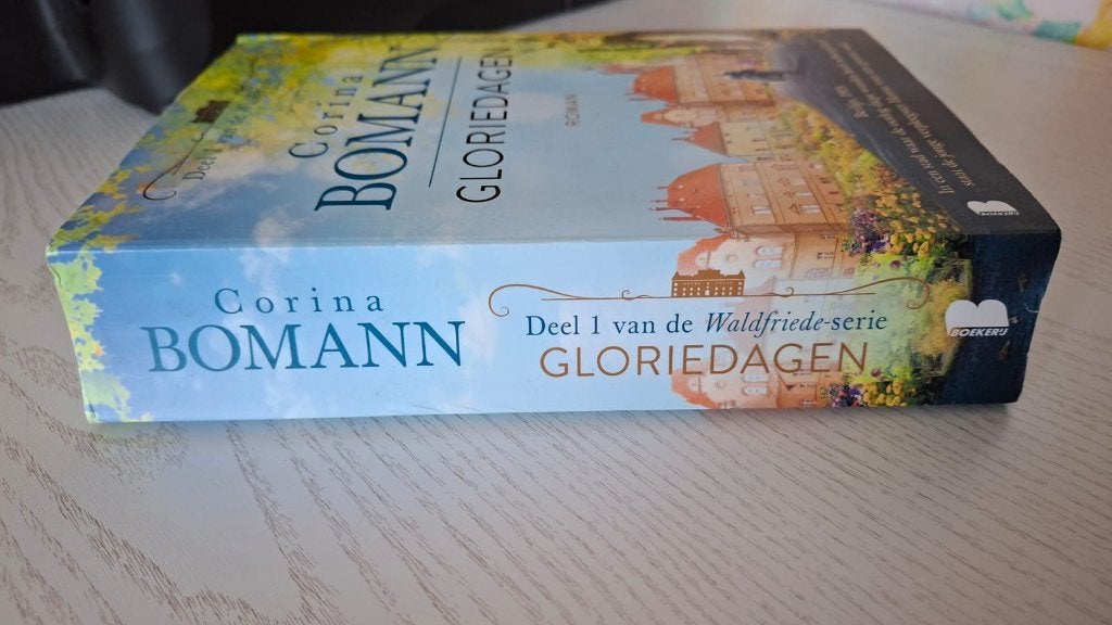 Deel 1 Waldfriede serie: Gloriedagen van Corina Bomann, Gelezen, Ophalen of Verzenden, Corina Bomann, Nederland
