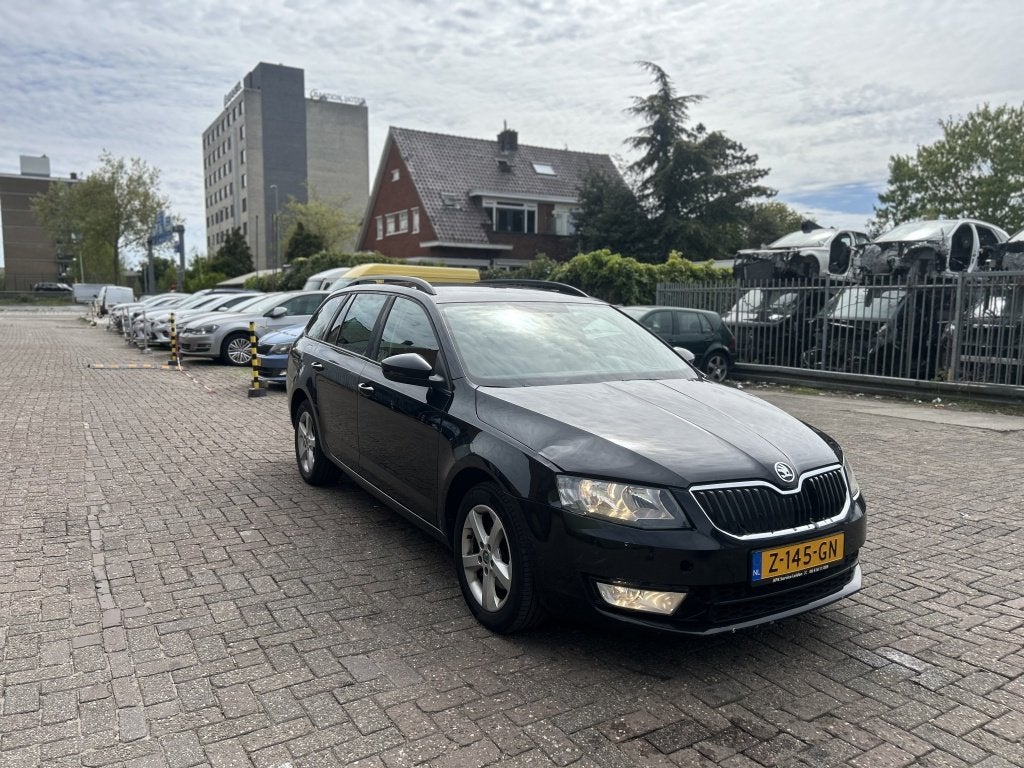 Skoda Octavia Combi 1.6 TDI DSG PDC NAVI (bj 2013), Auto's, Euro 5, Gebruikt, 4 cilinders, Zwart