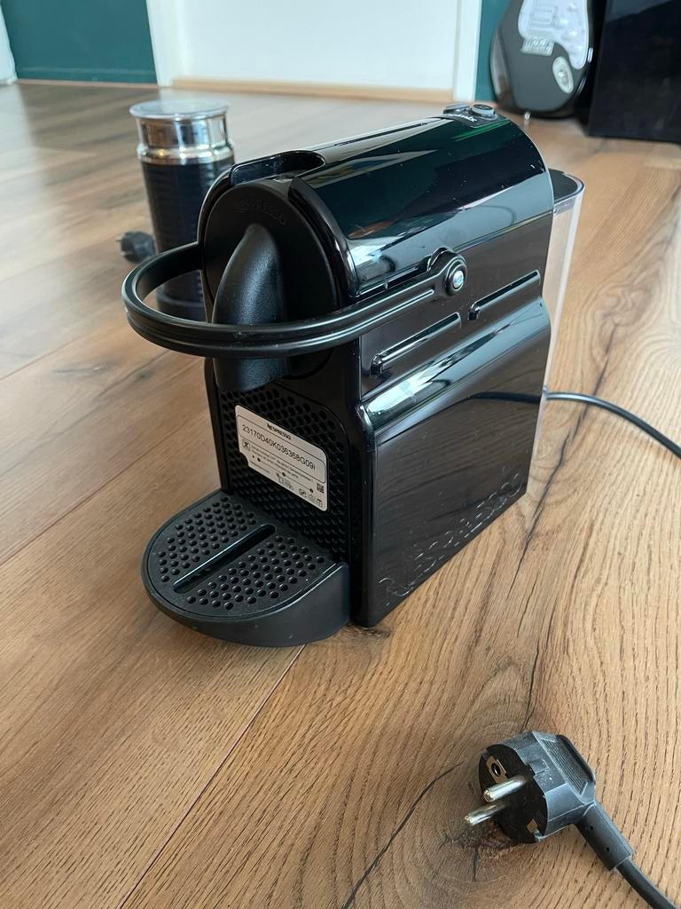 Nespresso Magimix koffiezetapparaat met melkopschuimer, Ophalen, Koffiepads en cups, Espresso apparaat, Zo goed als nieuw