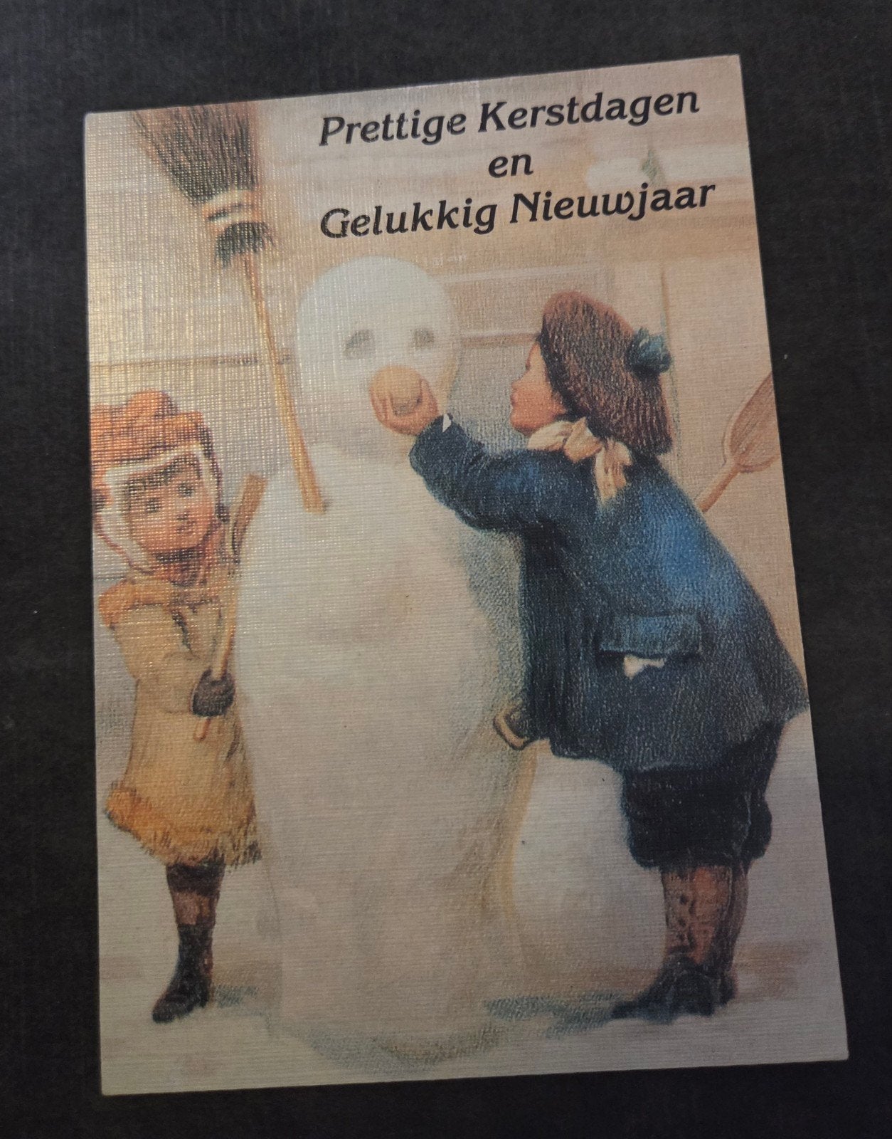 Oude Kerstkaart - Twee kinderen maken sneeuwpop, Verzenden, 1960 tot 1980, Gelopen, Feest(dag)