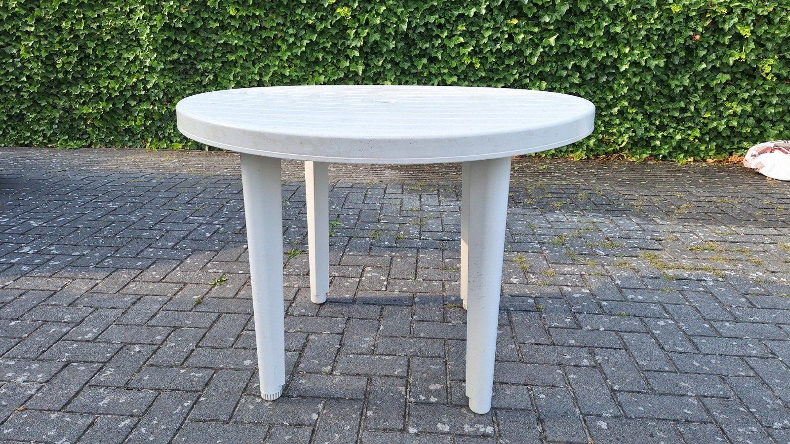Ronde tuintafel met verstelbare poten en parasolgat, Tuin en Terras, Tuintafels, Ophalen, Gebruikt, Rond, Kunststof