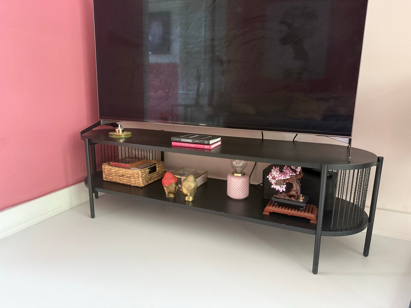 KOOPJE JISK TV Meubel SNESLEV Zwart Hout - 144x41x44 cm, Huis en Inrichting, Ophalen, Gebruikt, 100 tot 150 cm, Minder dan 100 cm