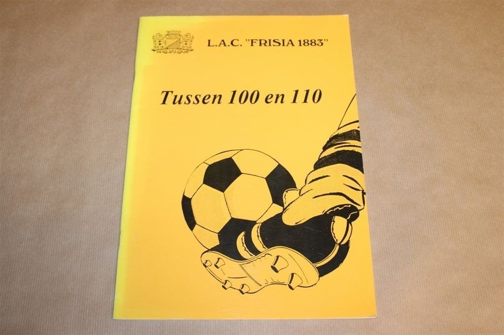 Gedenkboek - L.A.C. Frisia 1883 - Tussen 100 en 110, Boeken, Ophalen of Verzenden, Zo goed als nieuw