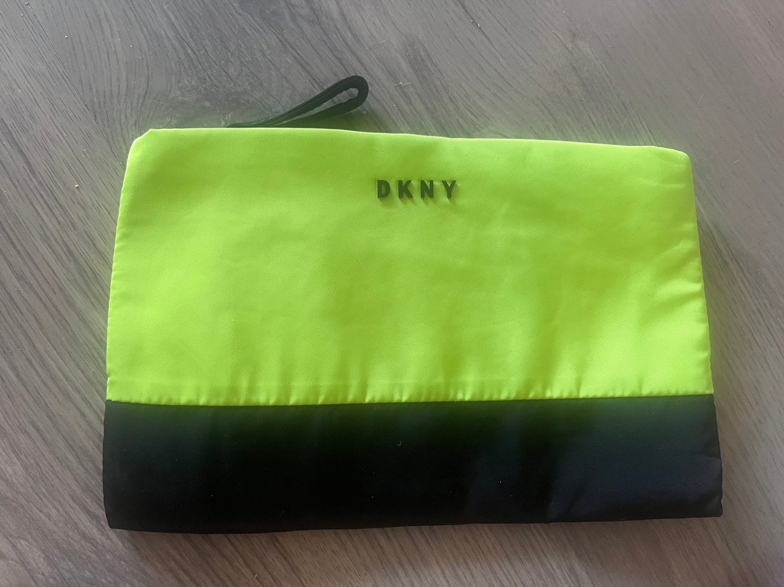 DKNY toilettasje/ pouch zgan, Ophalen of Verzenden, Zo goed als nieuw, Zwart, Schoudertasje