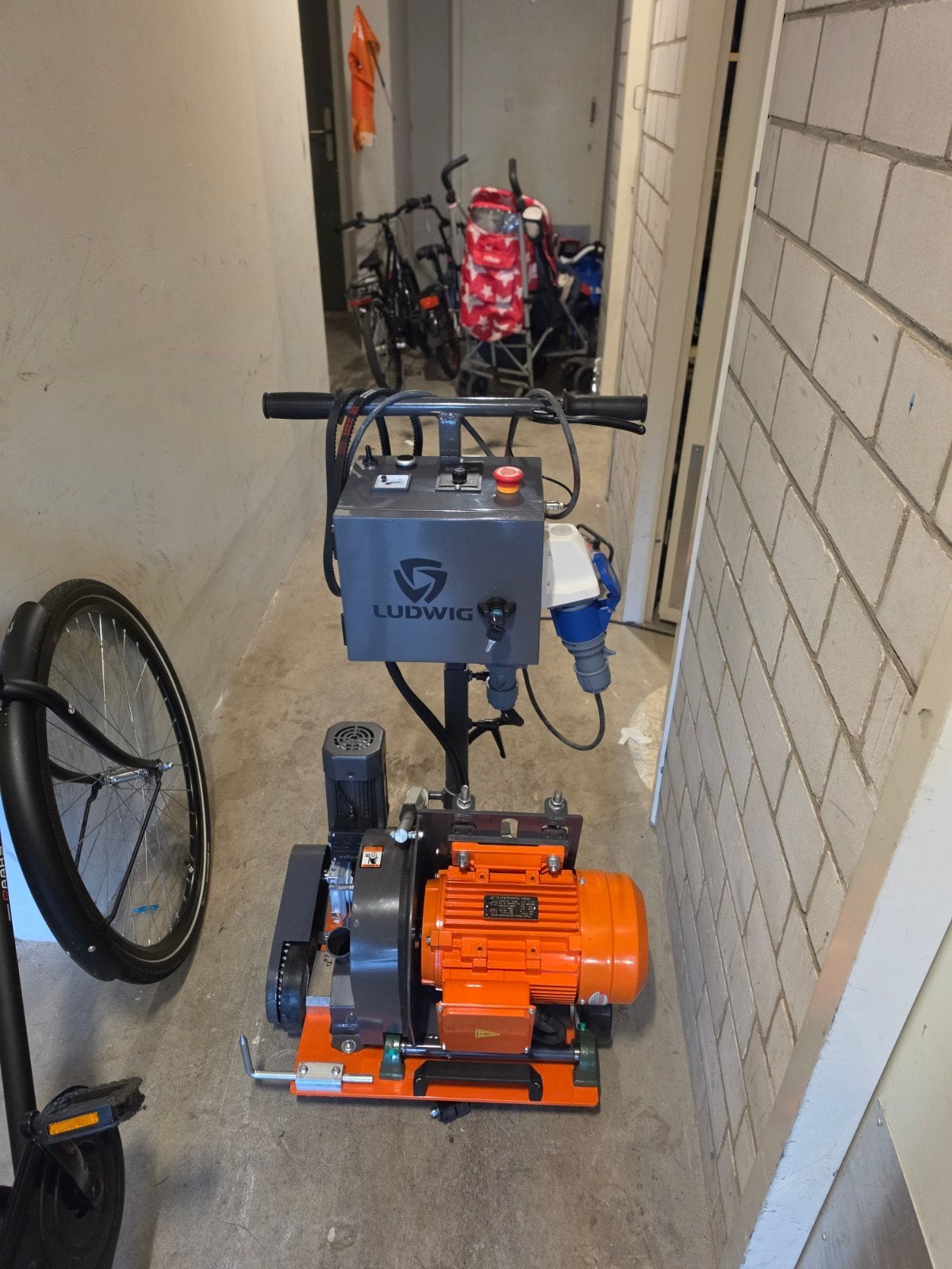 zelfrijden vloerverwarming freesmachine 220 250 volt, Ophalen of Verzenden