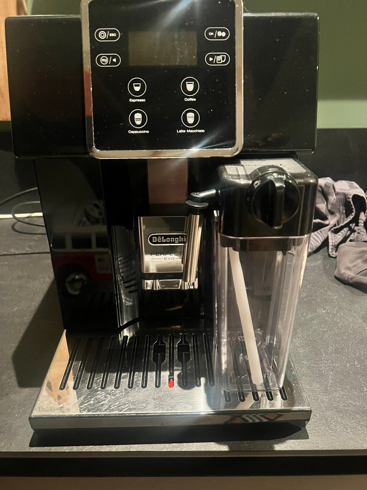 Delonghi perfecta evo koffiemachine, Witgoed en Apparatuur, Ophalen, Afneembaar waterreservoir, Koffiemachine, Koffiebonen