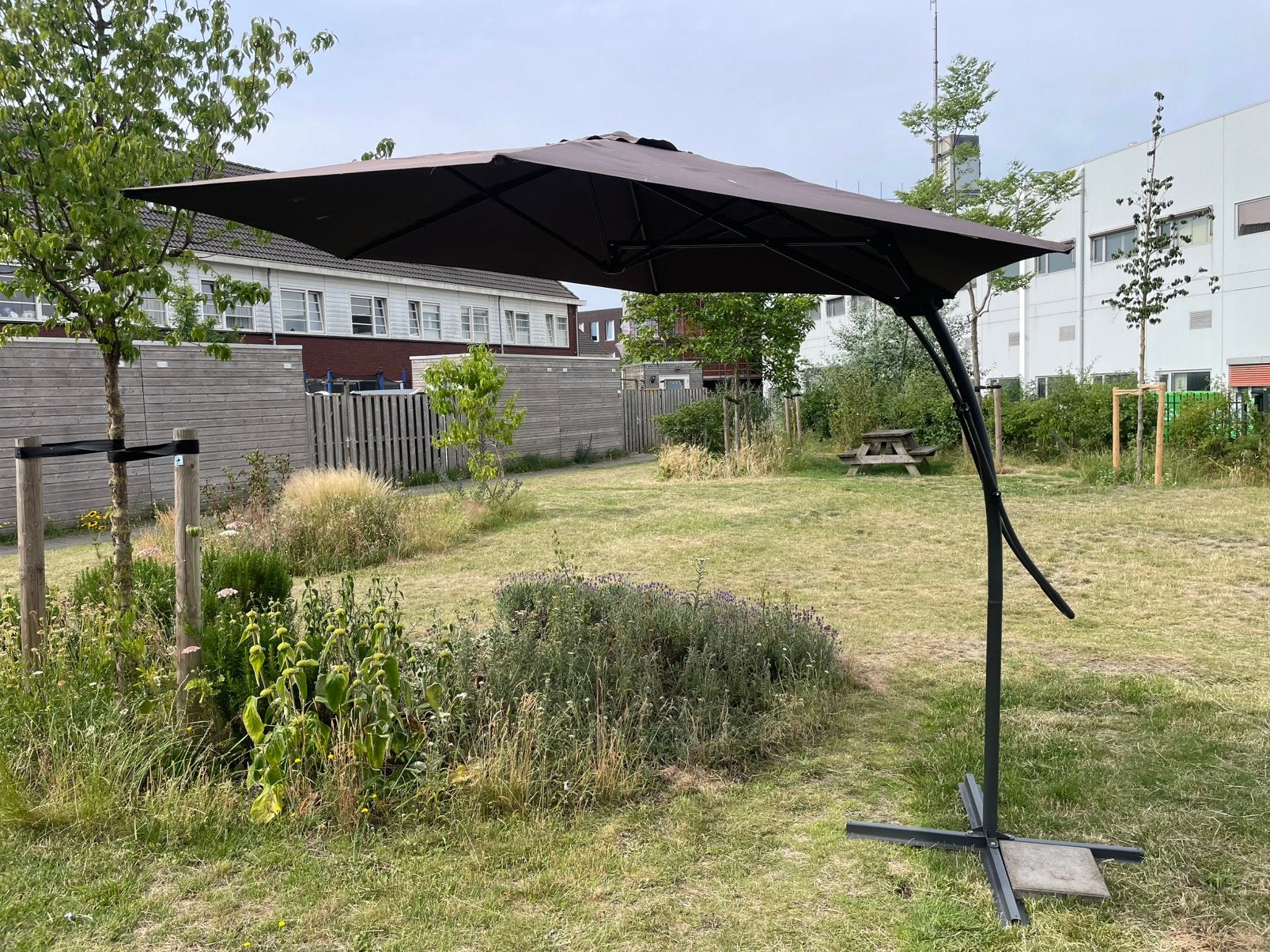 Bruine Parasol met Stevige Voet – Ideaal voor Terras of Tuin, Verstelbaar, 2 tot 3 meter, Ophalen of Verzenden, Zweefparasol