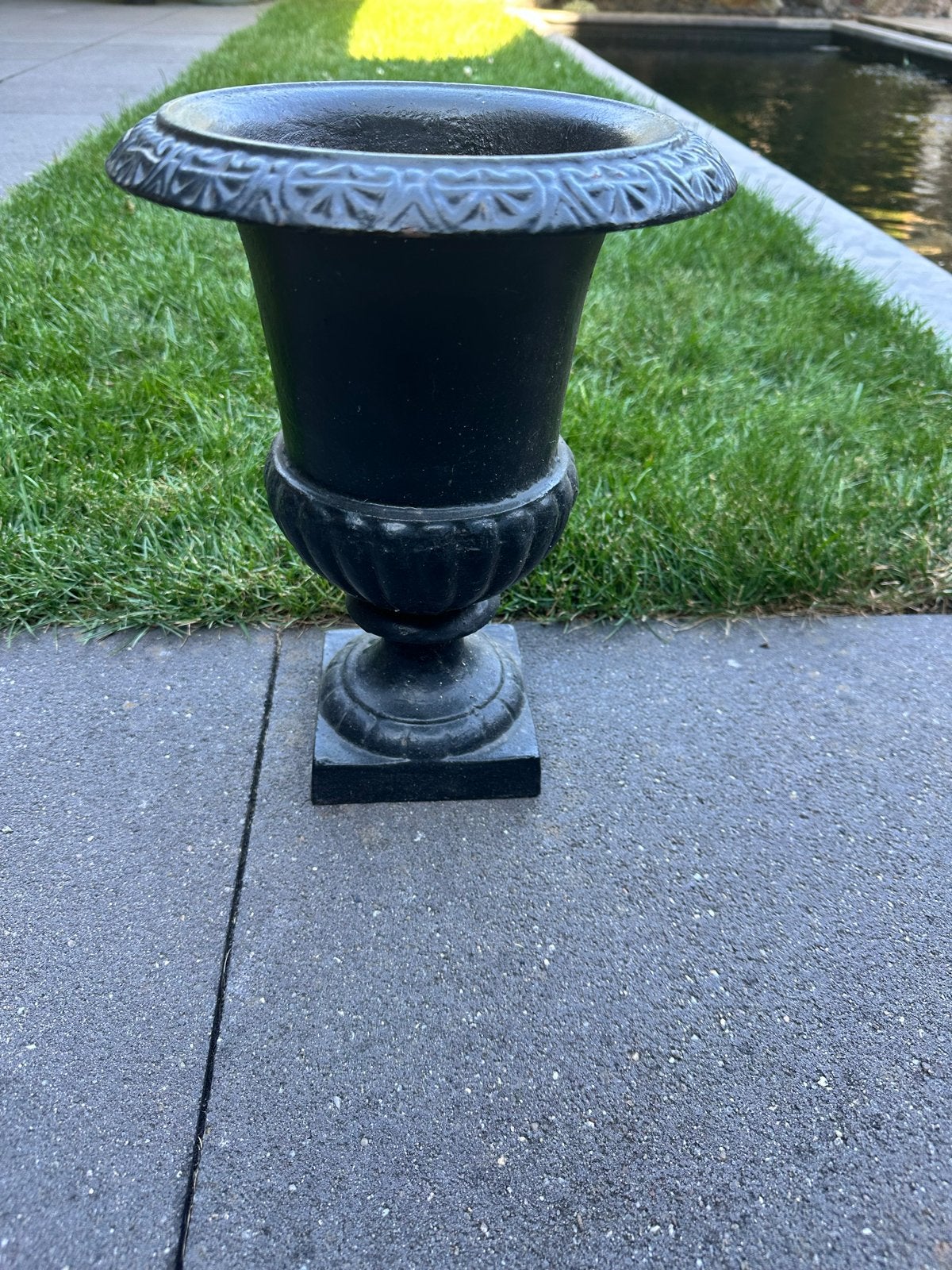 Zwarte gietijzeren tuinvaas plantenbak 32cm hoog, Ophalen, Gebruikt