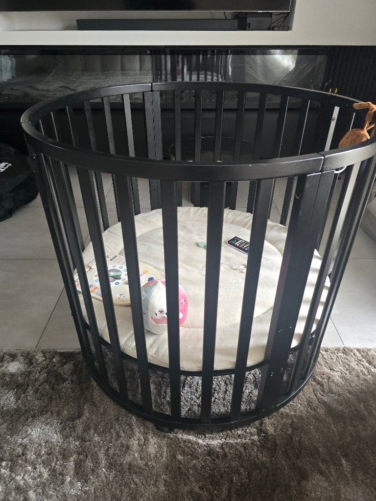 Babybox zwart rond op wieltjes, Rond, Zo goed als nieuw, Wieltjes, Ophalen