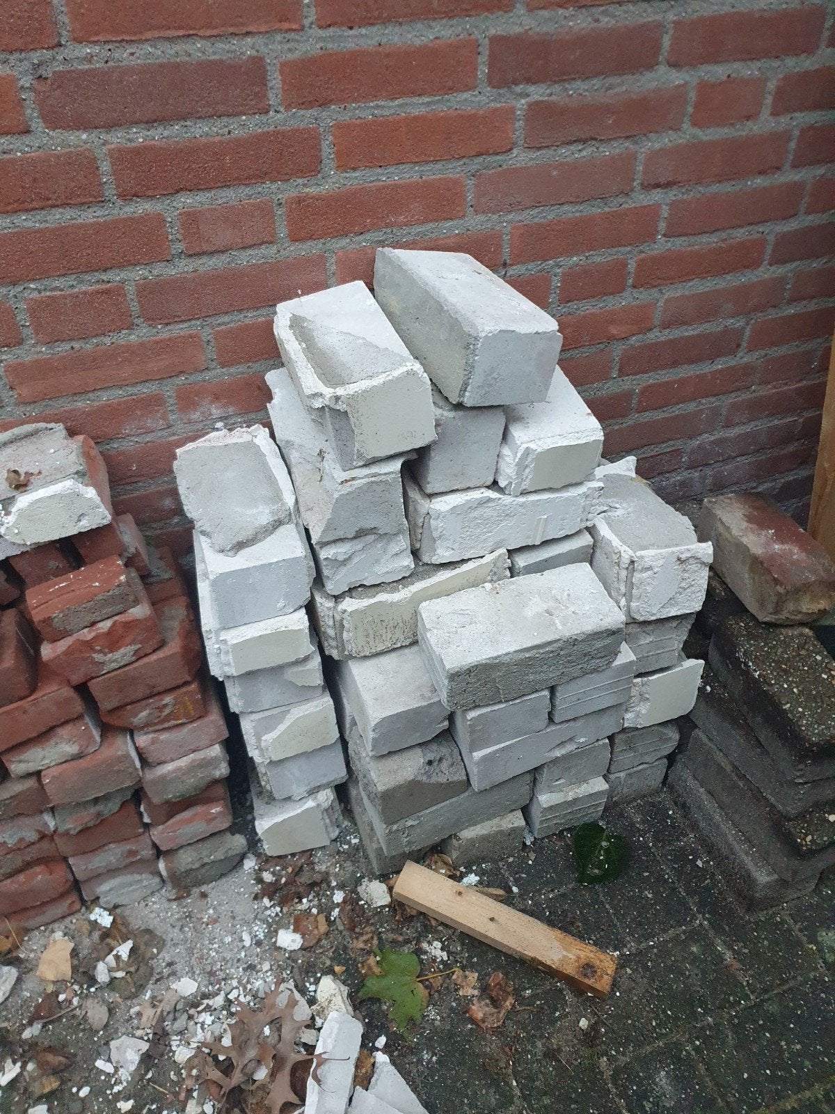 Ca. 40 gebruikte kalkzandstenen (21x10x10 cm), Doe-het-zelf en Verbouw, Ophalen, Gebruikt, Kalkzandstenen
