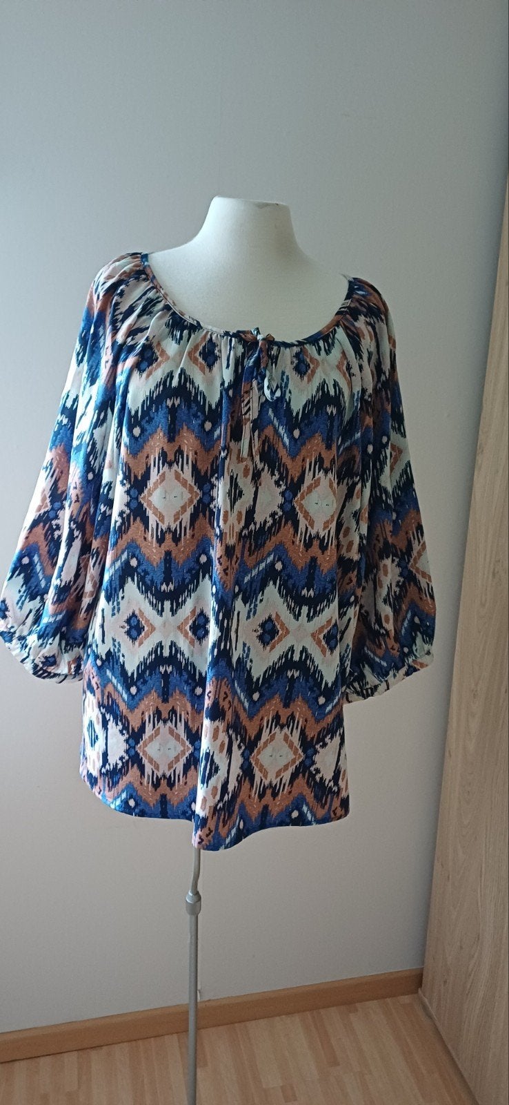 Blauw met bruine/ecru blouse, 3/4 mouw, maat 42, Ophalen of Verzenden, Zo goed als nieuw, Maat 42/44 (L), Blauw