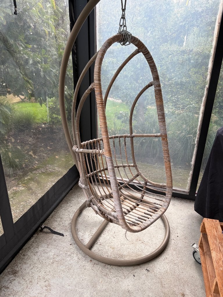 Hangstoel rotan met metalen standaard, Huis en Inrichting, Ophalen, Gebruikt, Bruin, Metaal