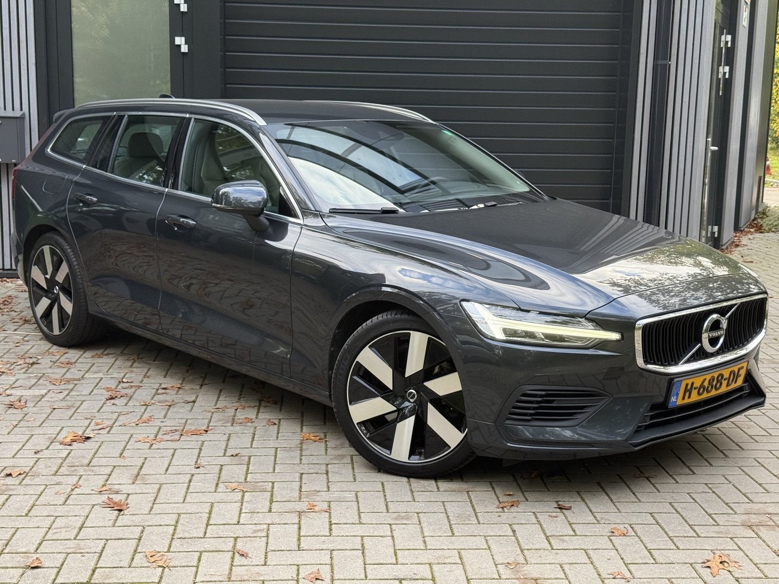 Volvo V60 2.0 T6 AWD Momentum Pro Volledig dealer onderhoude, Gebruikt, 4 cilinders, Verwarmde buitenspiegels, 340 pk