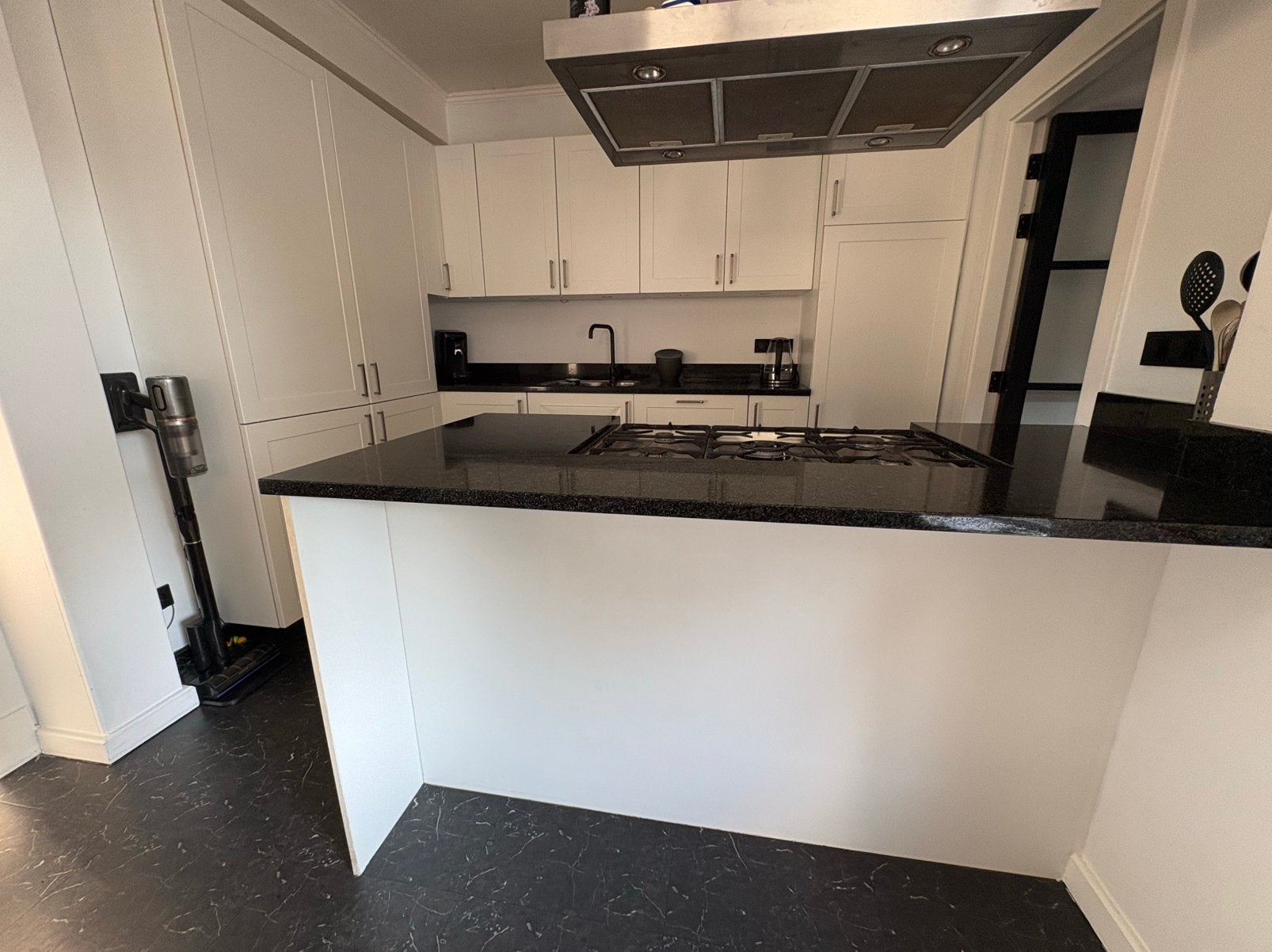 Keuken met eiland wit zwart graniet blad, Ophalen, Gebruikt, Wit, Met kookeiland