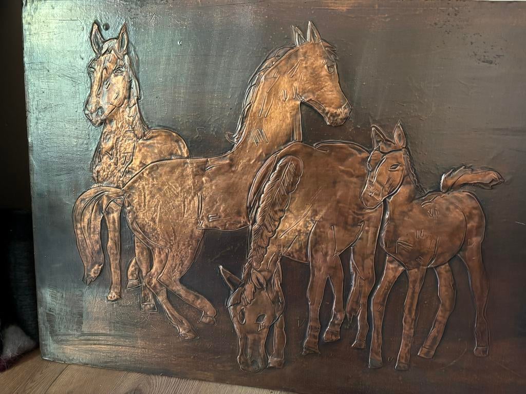 Kunstwerk koperen paarden op hout, Ophalen