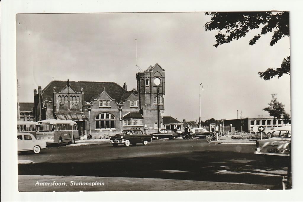 AMERSFOORT OUDE STATION PLEIN AUTO'S NEFKENS LEYLAND BUSSEN, Verzamelen, Ophalen of Verzenden, 1940 tot 1960, Gelopen, Utrecht