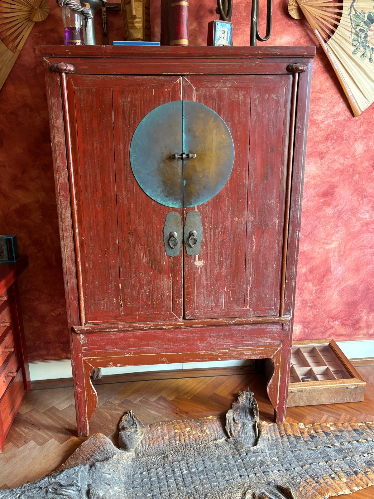 Antieke Chinese kast, rood met messing beslag, Ophalen