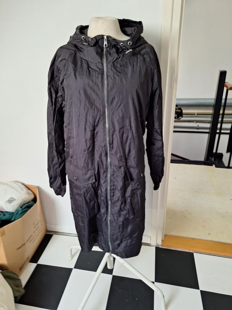 Zwarte lange regen jas Only Carmakoma maat L, Zwart, Maat 42/44 (L), Ophalen of Verzenden, Zo goed als nieuw