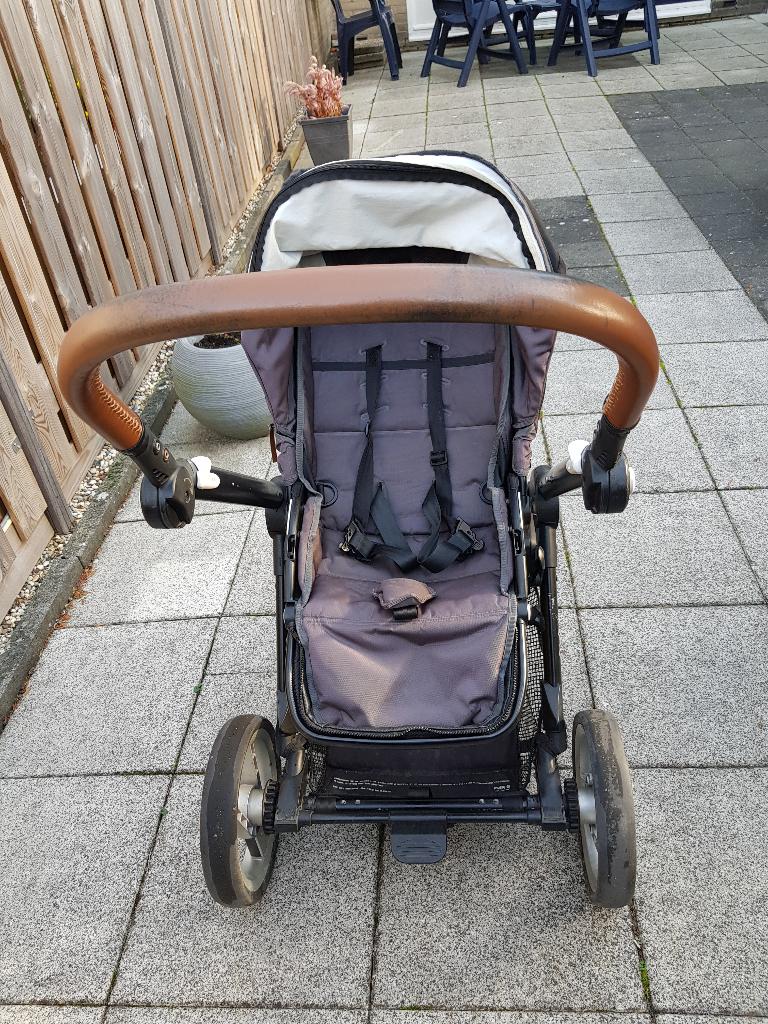 Kinder - wandelwagen en bijbehorende reiswieg., Zo goed als nieuw, Mutsy, Verstelbare duwstang, Ophalen
