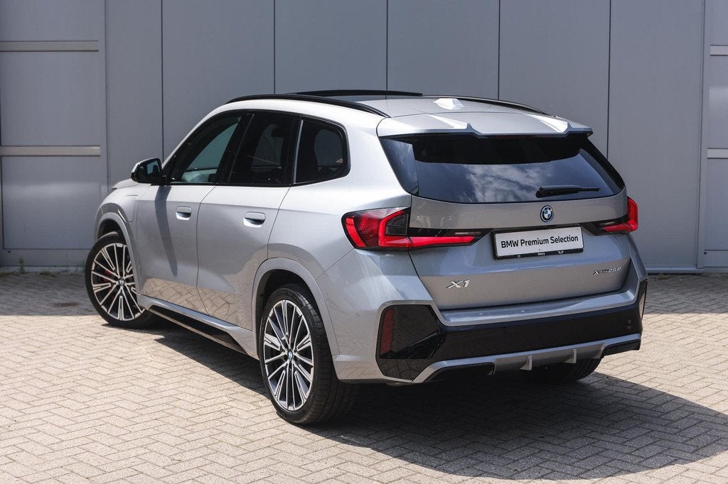BMW X1 xDrive25e M Sport Automaat / Panoramadak / Trekhaak /, Gebruikt, Elektrische stoelverstelling, Bedrijf, Hybride Elektrisch/Benzine