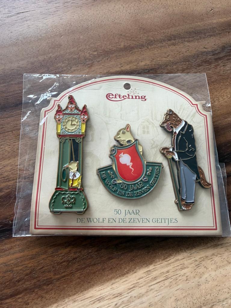 Efteling pinset Wolf en de zeven geitjes op kaartje, Ophalen of Verzenden, Zo goed als nieuw, Button of Speldje