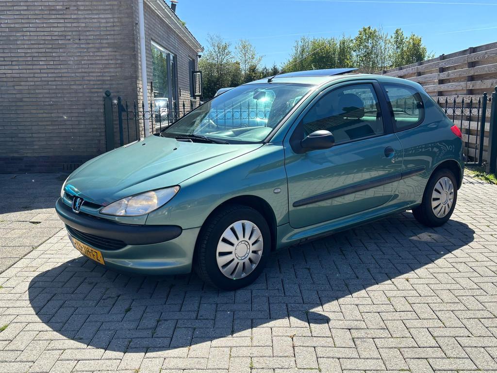 Peugeot 206 1.1 XR, Voorwielaandrijving, Gebruikt, 31 €/maand, 4 cilinders