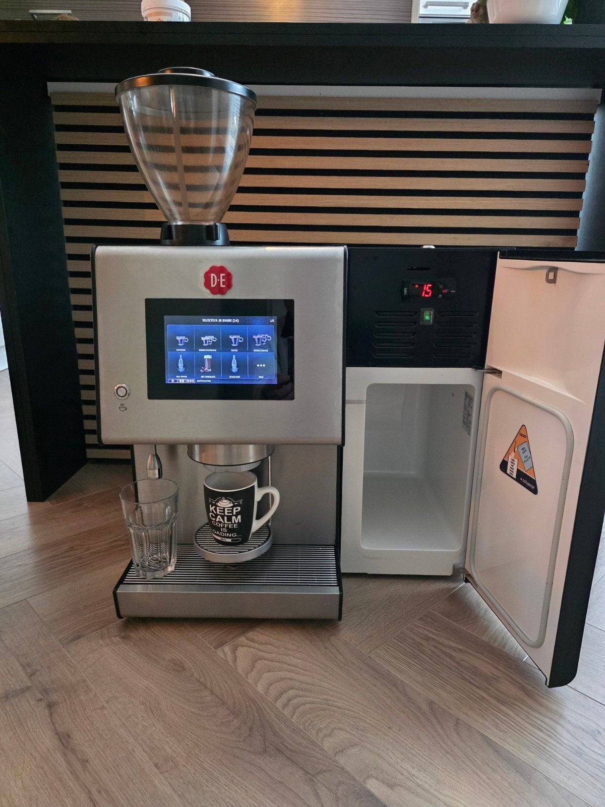 Douwe Egberts Koffiemachine met watertank optie, Ophalen, Afneembaar waterreservoir, Gebruikt, 10 kopjes of meer