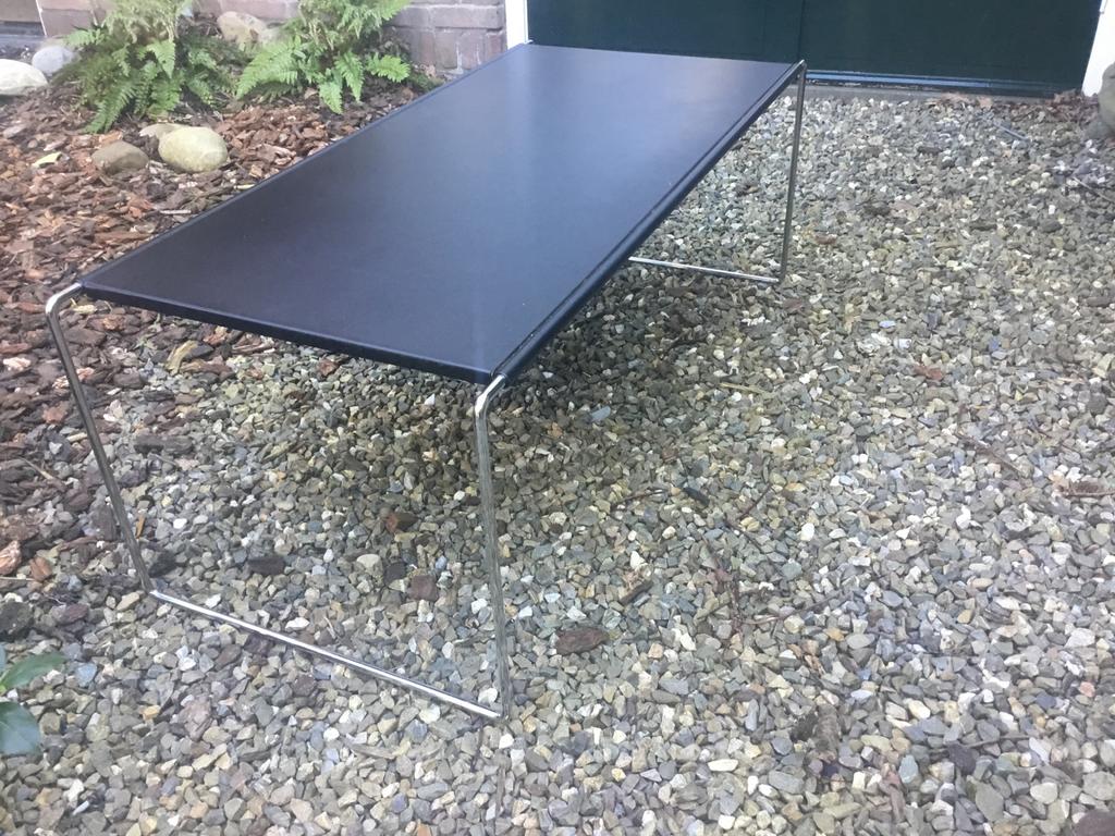 Gispen Salontafel met Chroom Onderstel en Matzwart Blad, Ophalen, Gebruikt, 100 tot 150 cm, 50 tot 100 cm