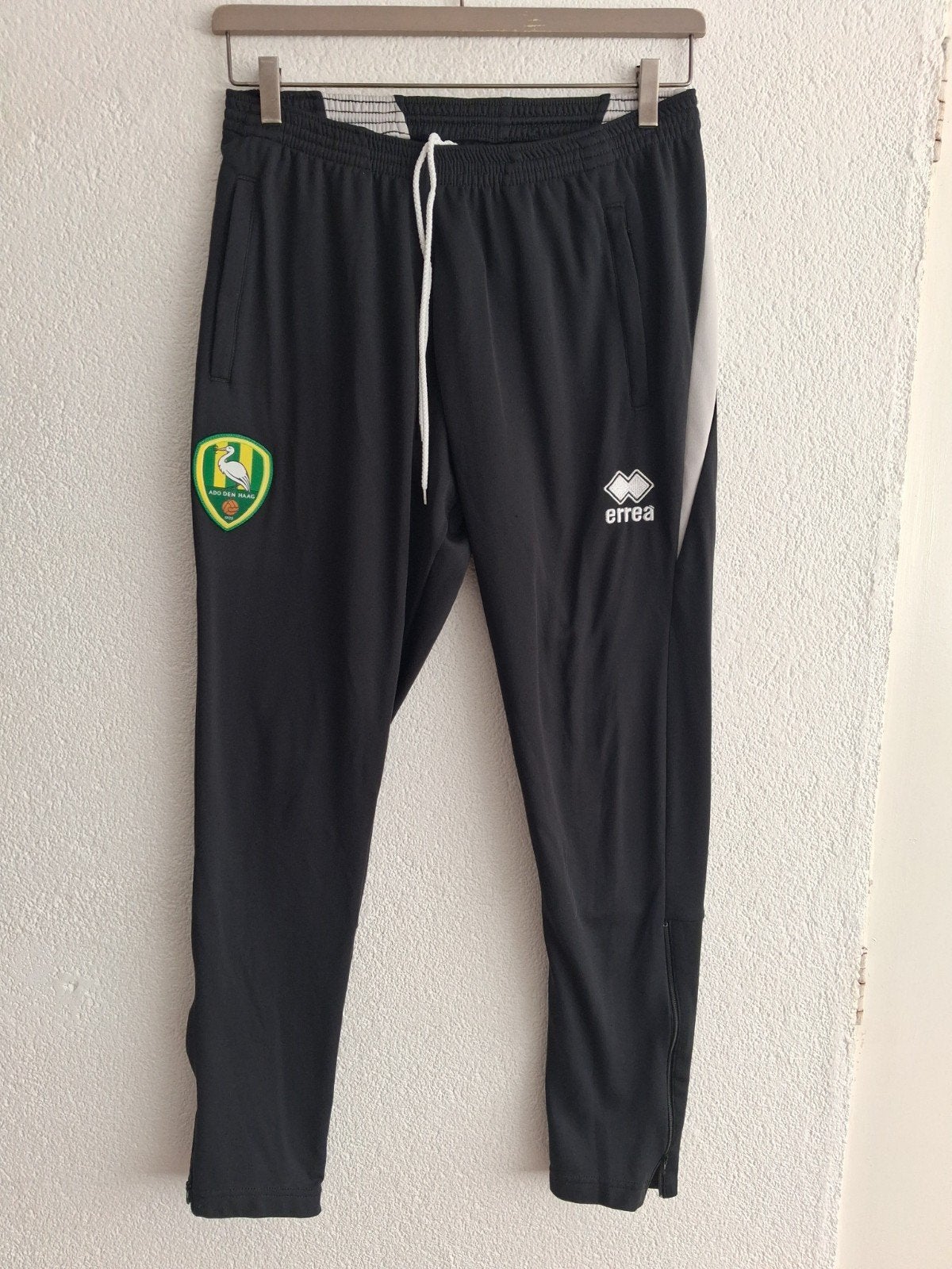 ADO Den Haag Errea trainingsbroek - Maat M, Kleding | Heren, Maat 48/50 (M), Zwart, Ophalen of Verzenden, Zo goed als nieuw