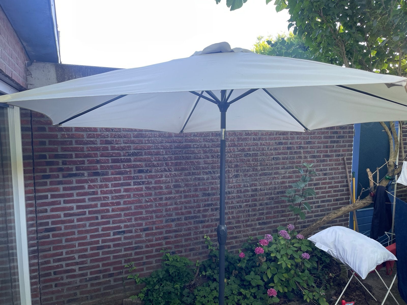 Parasol met voet - Crème kleur, Ophalen, Gebruikt, 2 tot 3 meter, Stokparasol