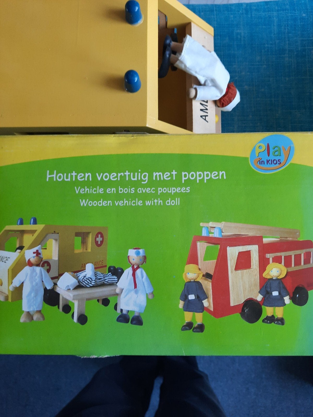 Houten ambulance met poppen - Play in Kios, Ophalen of Verzenden