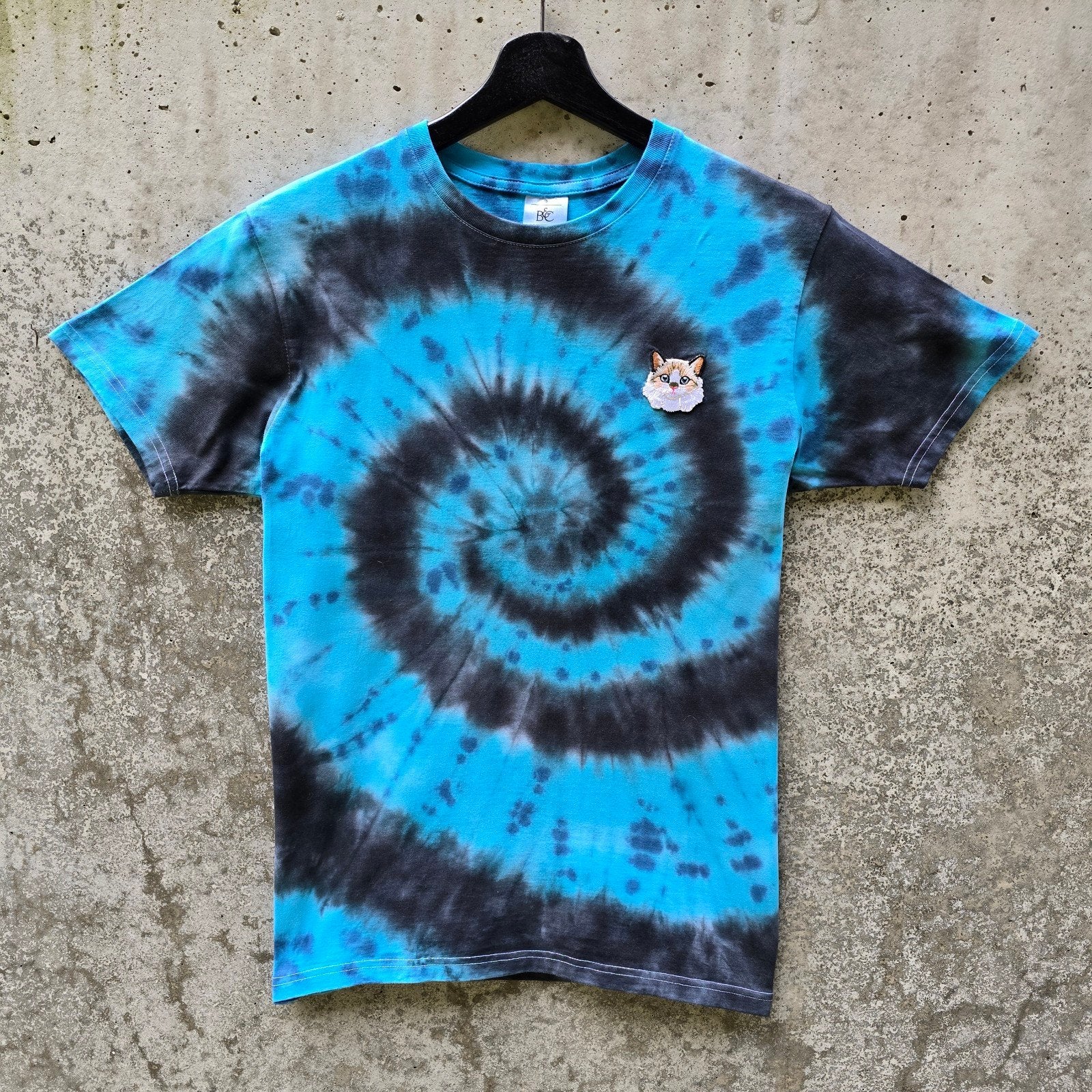 Blauw - zwart spiral tie dye met ragdoll kat t-shirt maat S, Blauw, Nieuw, Ophalen of Verzenden, Spiral Creaties