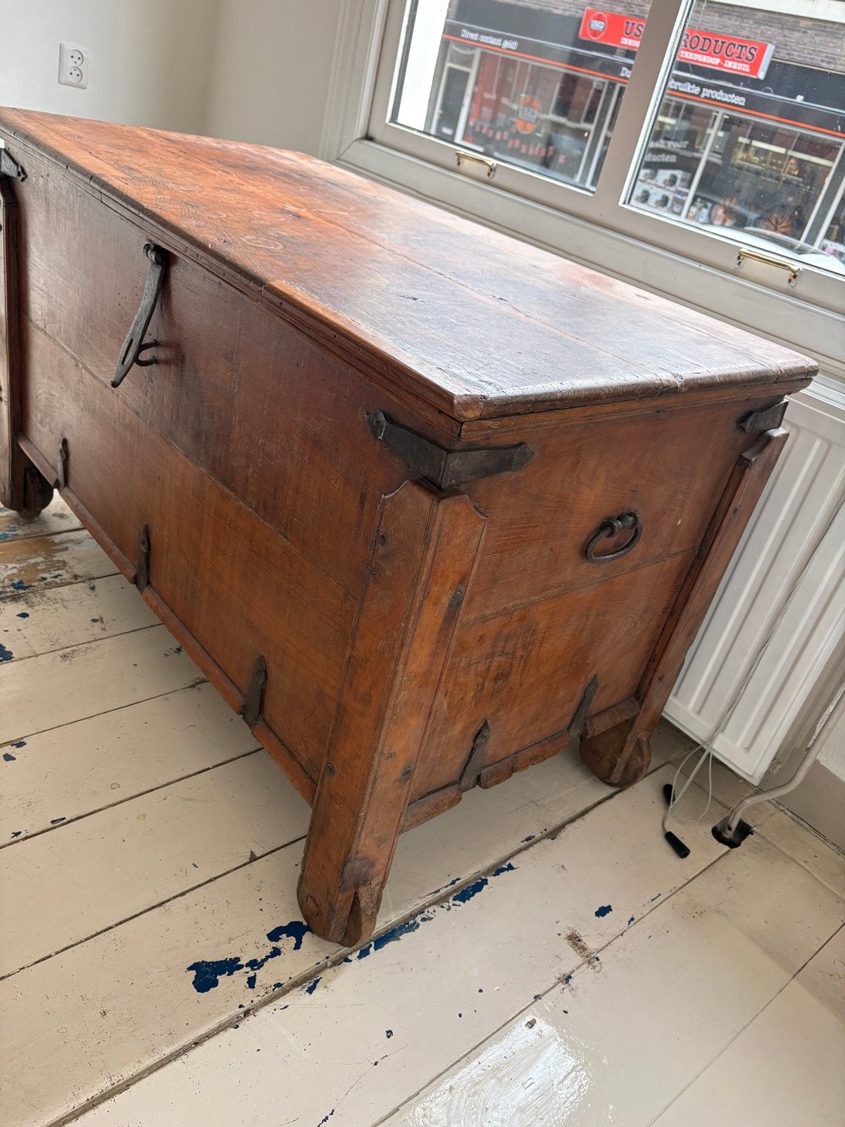 Antieke houten kist met metalen beslag, Ophalen