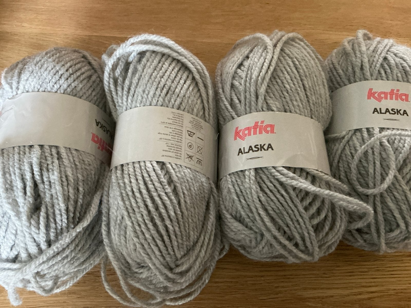 4 bollen Katia Alaska wol - lichtgrijs, Ophalen of Verzenden, Nieuw, Breien of Haken, Wol of Garen