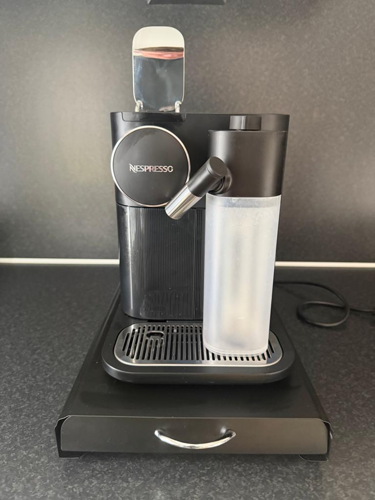 Nespresso Koffiezetapparaat met handige cup-lade, Ophalen of Verzenden, Zo goed als nieuw, De'Longhi, De'Longhi