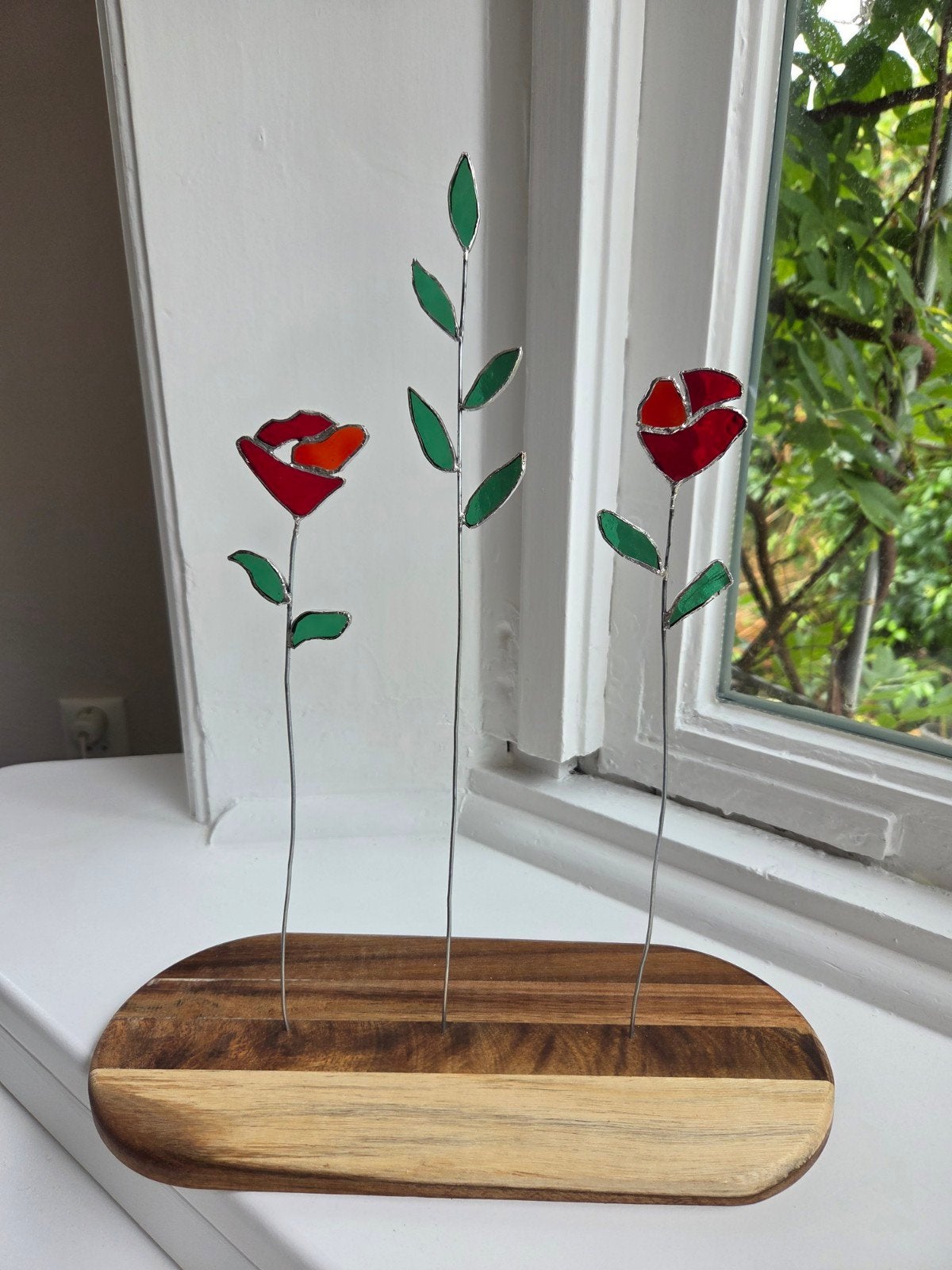 Glazen rozen en eucalyptus in lood op houten display, Meerkleurig, Overige stijlen, Nieuw, Ophalen of Verzenden