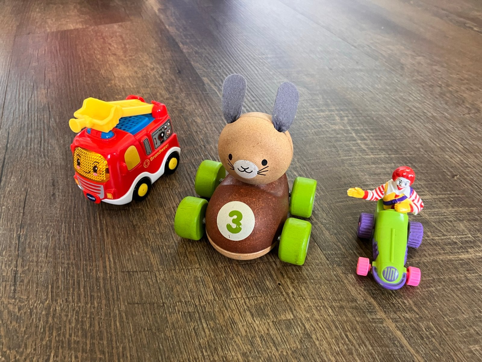 Speelgoedauto's set: VTech brandweerwagen, houten konijn, Ro, Ophalen of Verzenden, Gebruikt