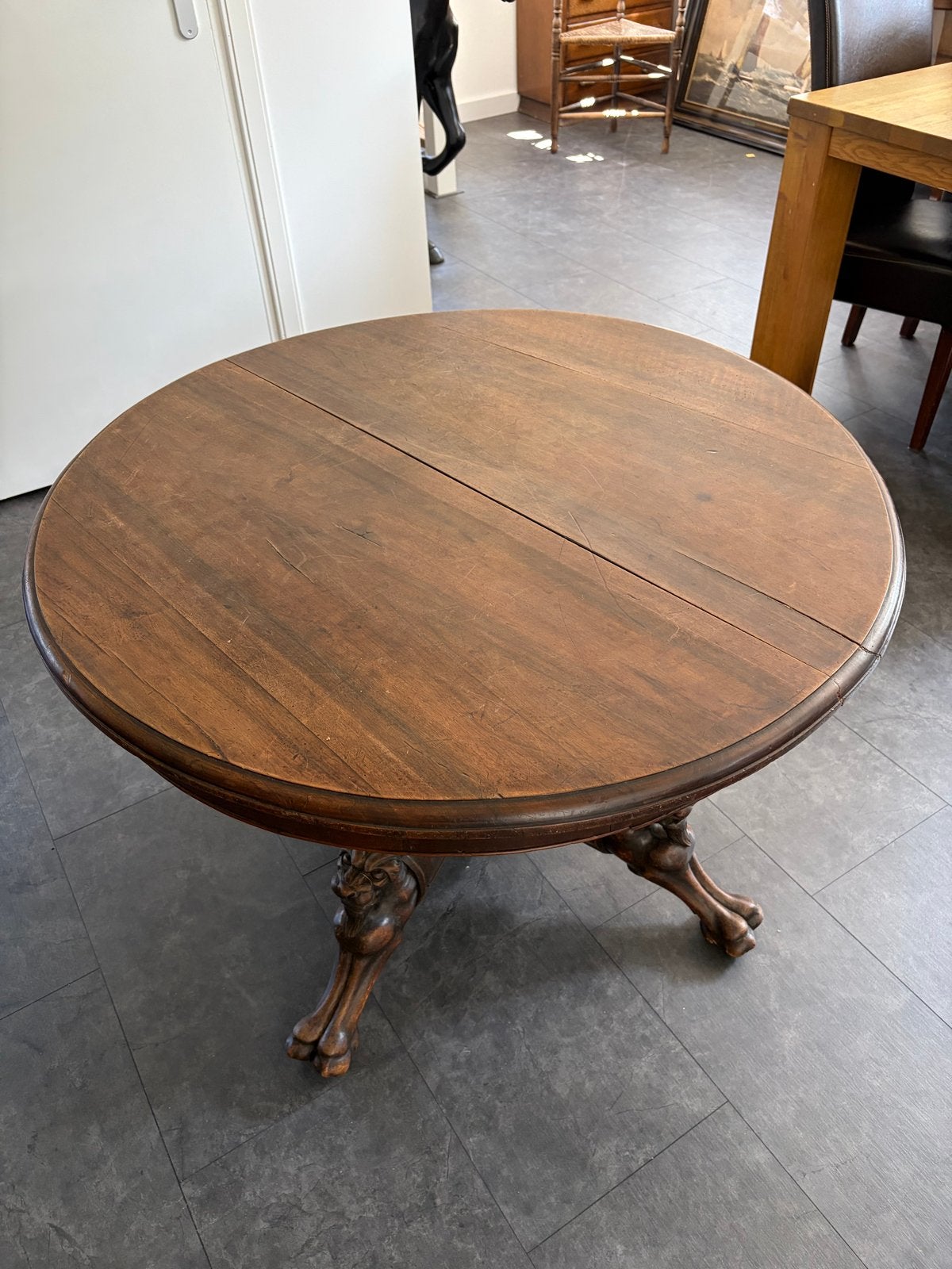 Antieke ronde tafel met leeuwenpoten, Ophalen