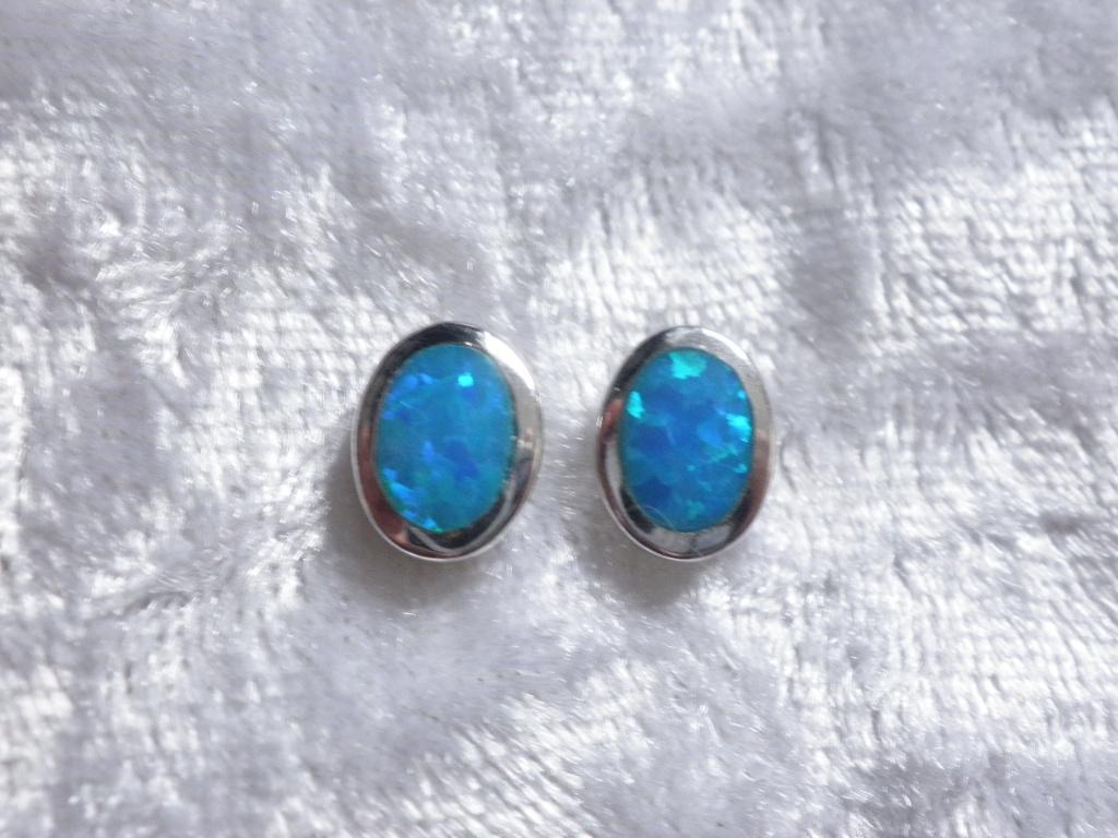 Mooie kleine Ovale en Ronde Zilveren Oorstekers Blauw Opaal, Sieraden, Tassen en Uiterlijk, Antieke sieraden, Verzenden, Zilver