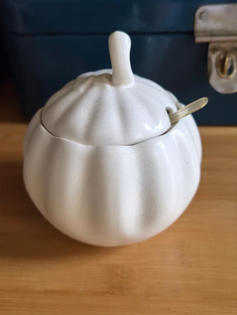 Vintage Wit Keramiek Suiker-/Jampotje Pompoenvorm met Lepel, Ophalen of Verzenden