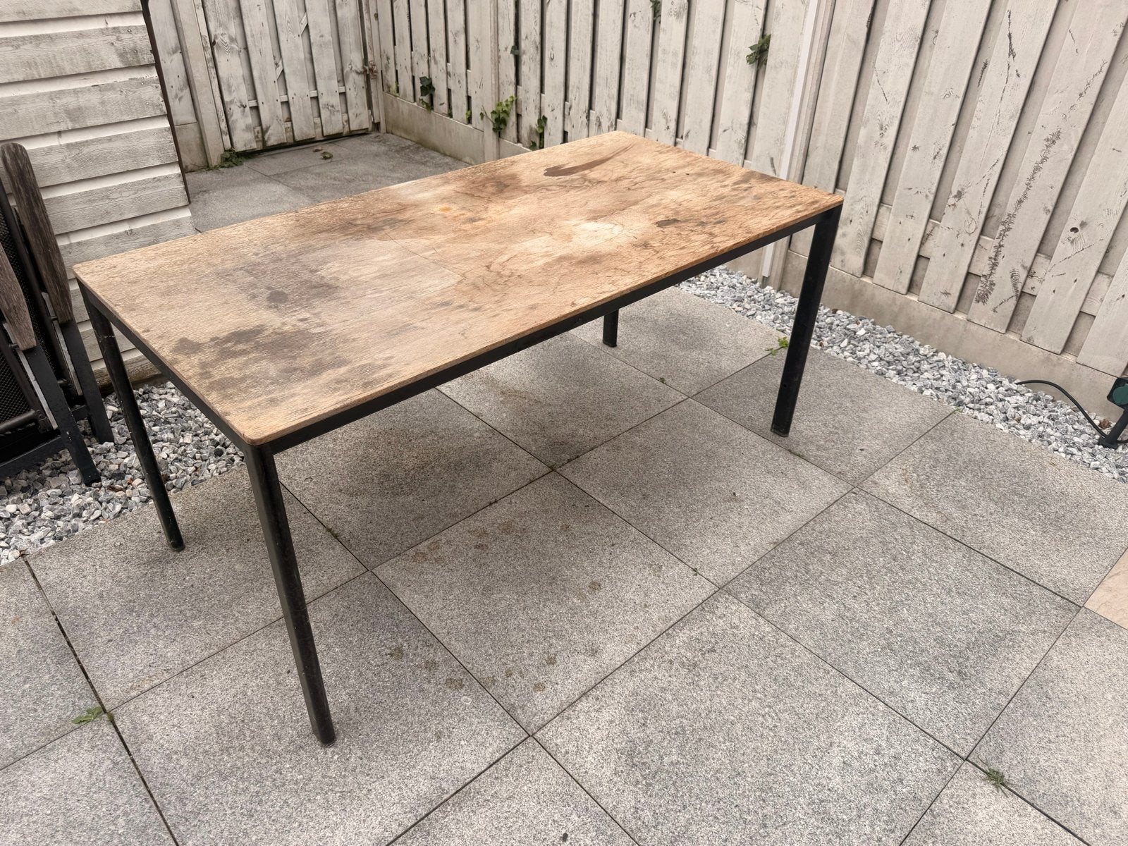 Stevige tafel met ijzeren poten en houten blad, Ophalen, Gebruikt, 50 tot 100 cm, 150 tot 200 cm