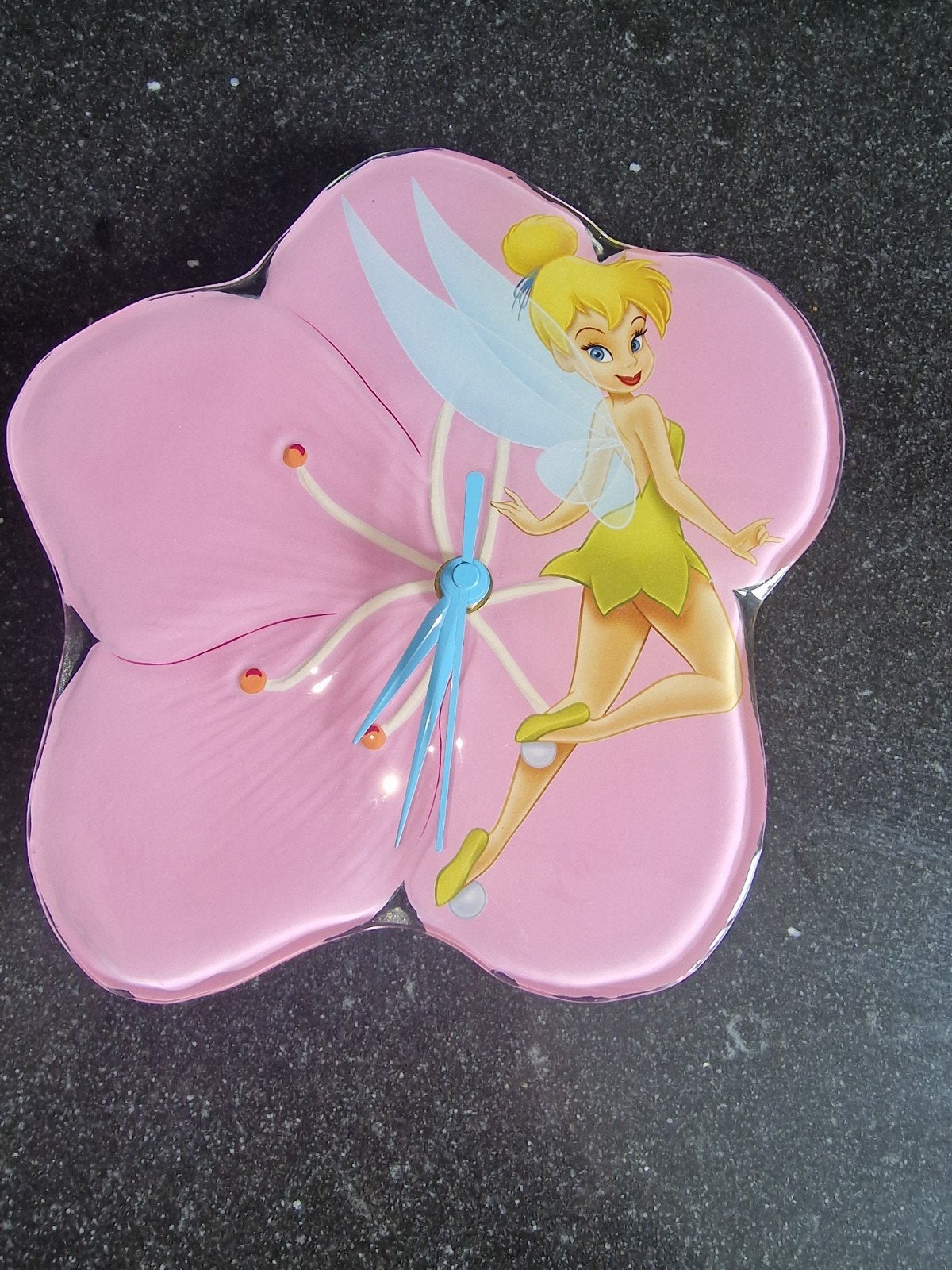 Disney Tinker Bell Wandklok - Dreams Are Forever A25233, Verzamelen, Ophalen of Verzenden, Mickey Mouse, Zo goed als nieuw, Beeldje of Figuurtje