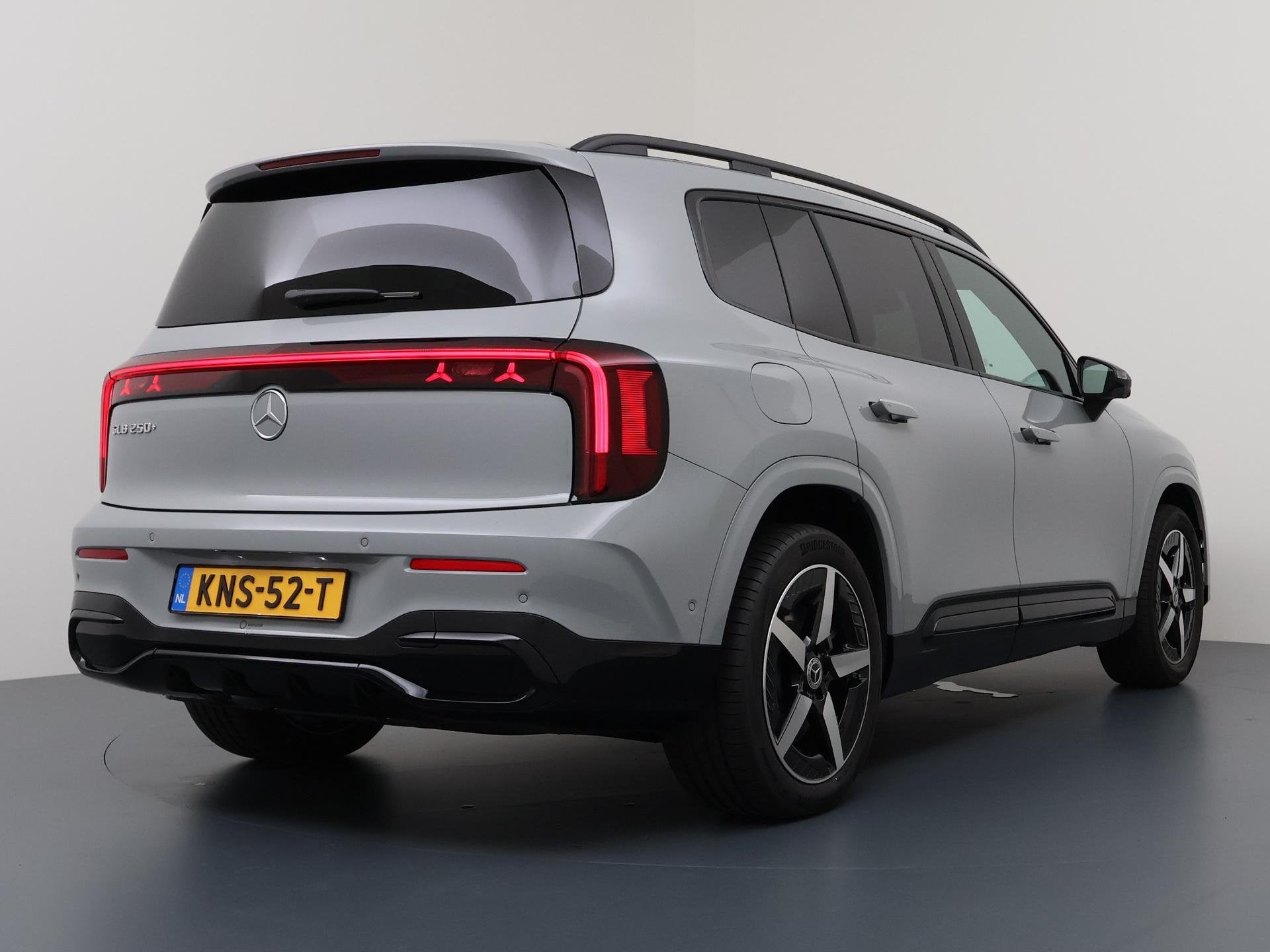 Mercedes-Benz GLB 250+ Business Solution AMG 85.5 kWh | Pano, Auto's, Automatische klimaatregeling, Achterwielaandrijving, Zwart