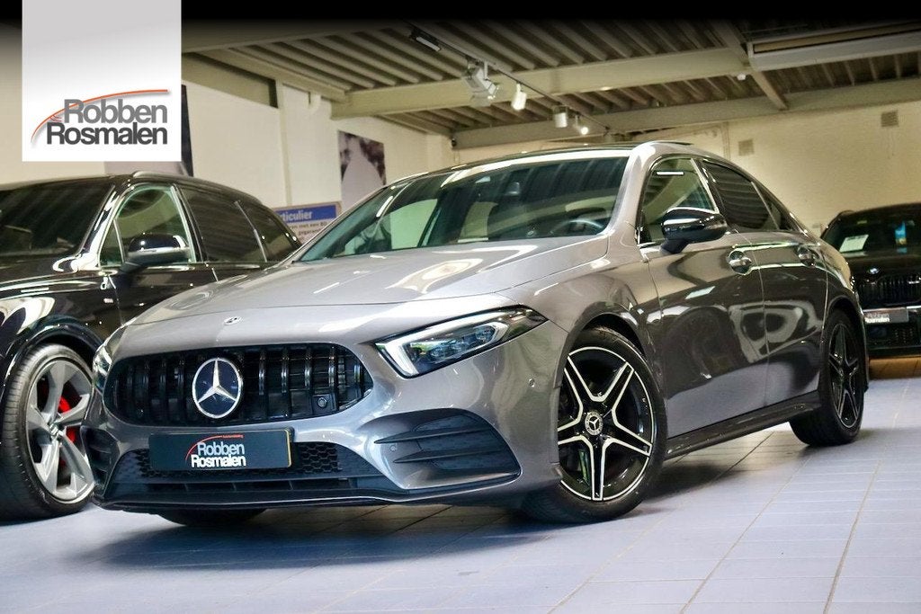 Mercedes-Benz A-klasse 180d Premium + AMG|PANO|Sfeer|CAM, Auto's, Mercedes-Benz, Gebruikt, Bedrijf, Diesel, Sedan