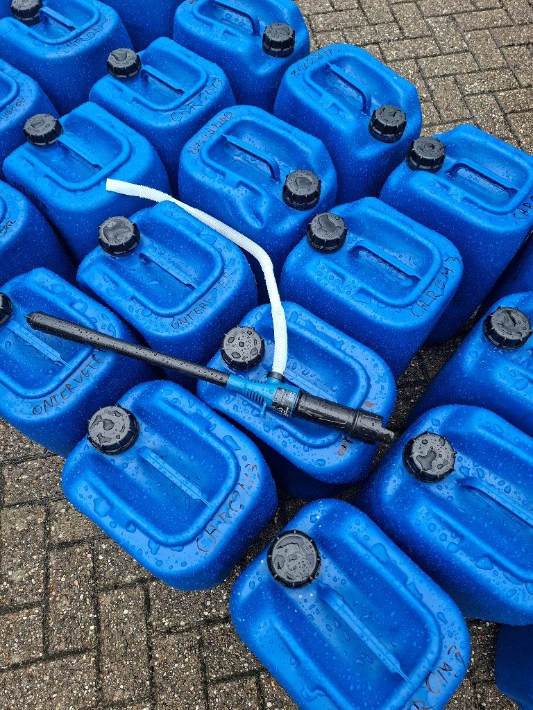 Jerrycans 25 liter plus pomp, Ophalen, Gebruikt