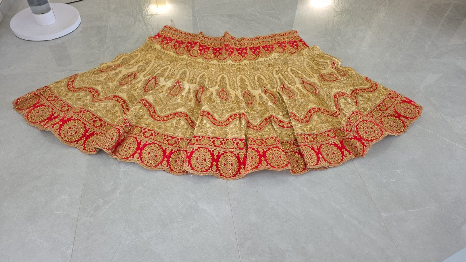 Prachtige Indiase Lehenga Choli Set - Goud & Rood, Maat 38/40 (M), Nieuw, Ophalen of Verzenden, Onbekend