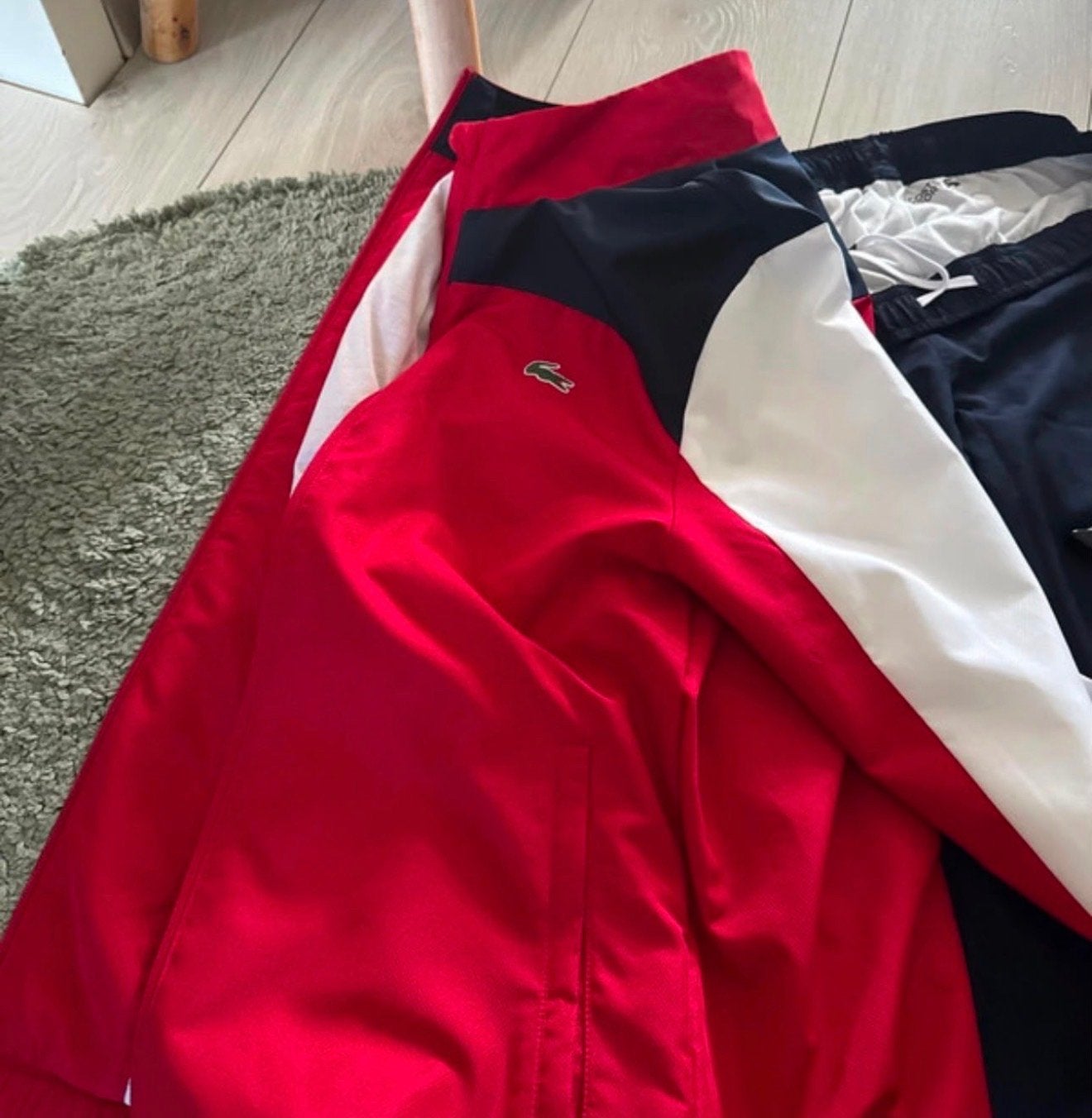 Lacoste Sport Trainingspak Rood/Blauw/Wit - Maat XS, Ophalen of Verzenden, Zo goed als nieuw, Rood
