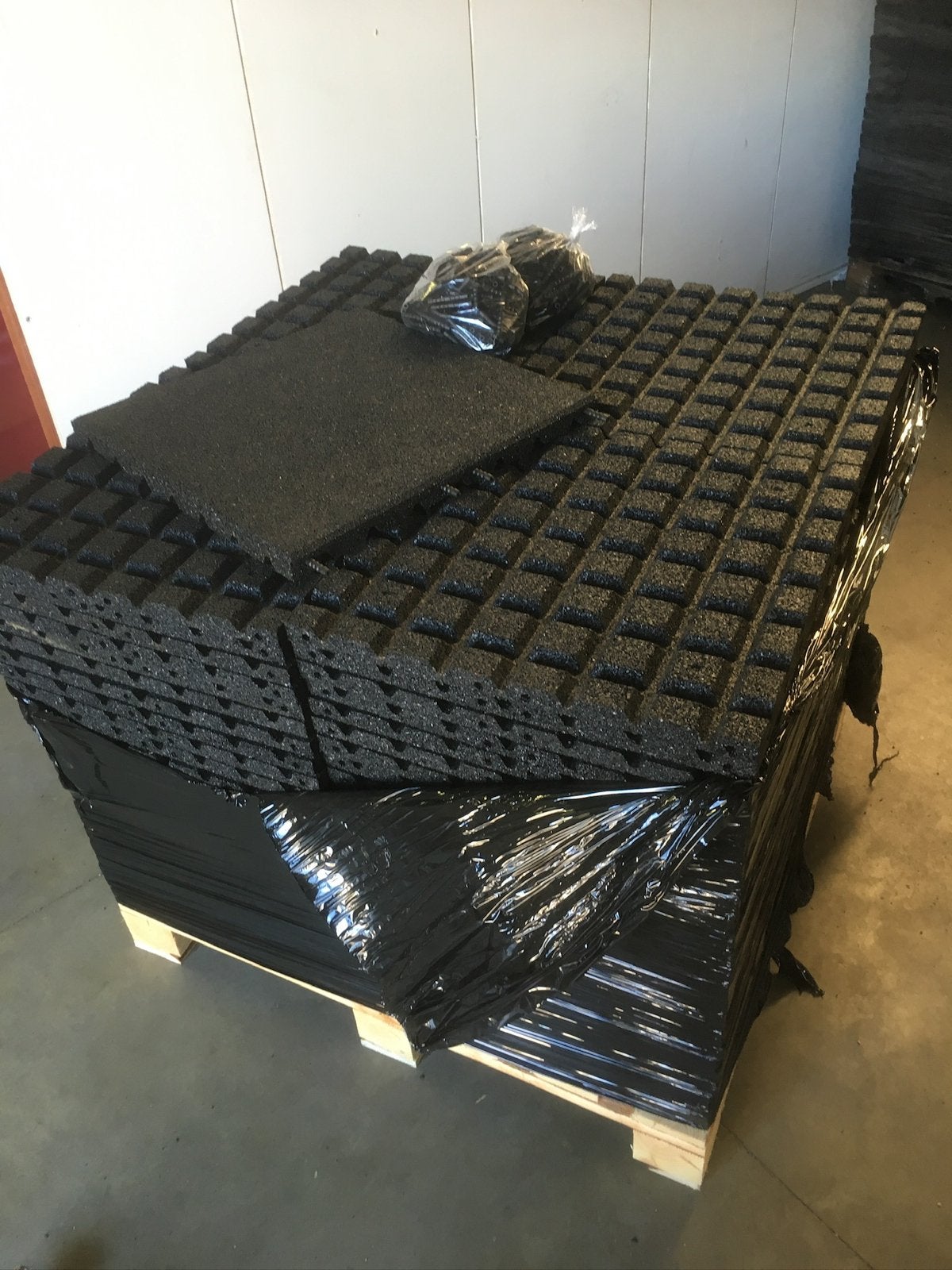 132 nieuwe rubber tegels 50x50x3 pen/gat verbinding zwart, Overige materialen, 30 cm of meer, 50 tot 150 cm, Nieuw