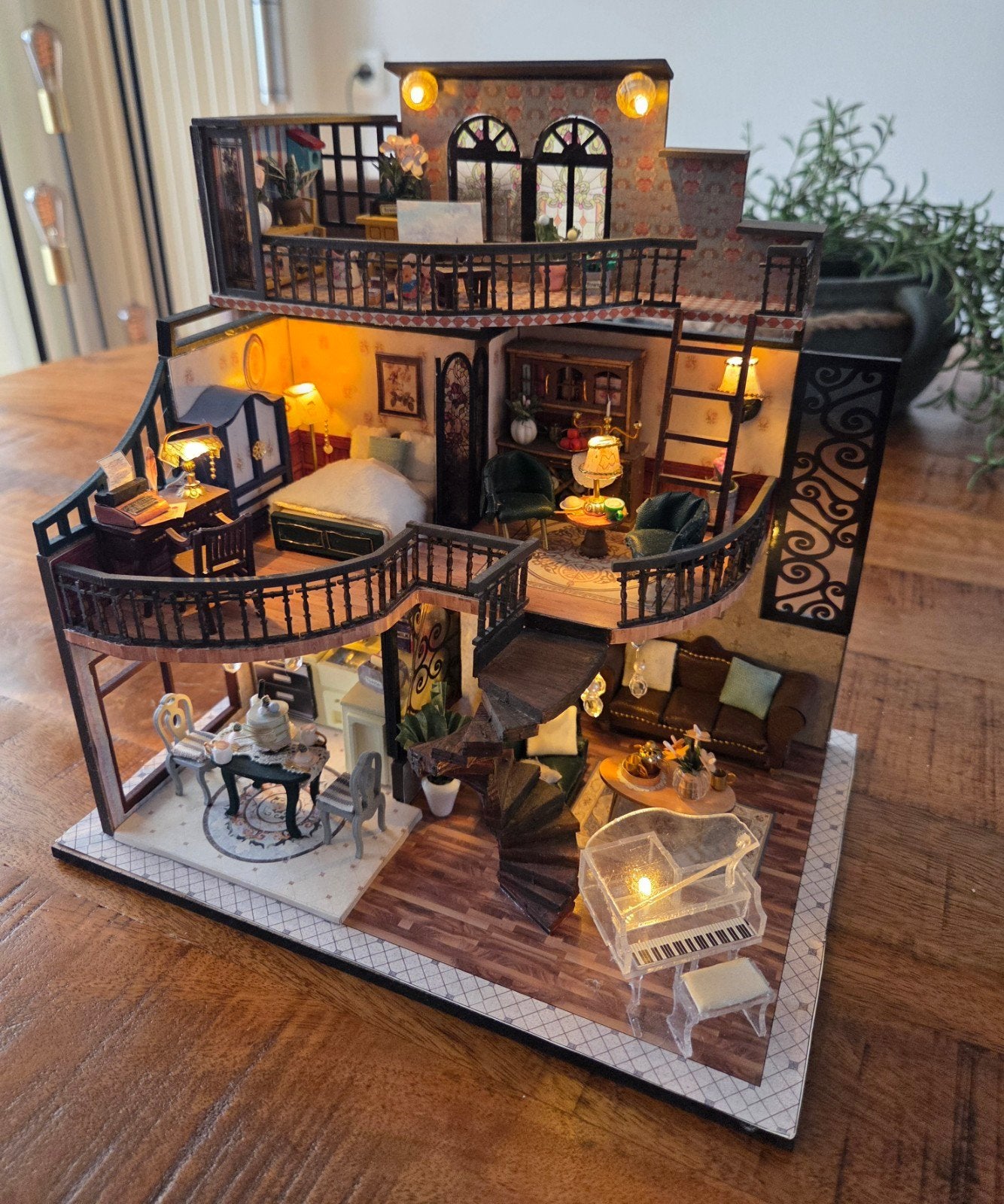 Prachtig Miniatuur Poppenhuis met Verlichting, Zo goed als nieuw, Ophalen, Overige merken, Groter dan 1:32