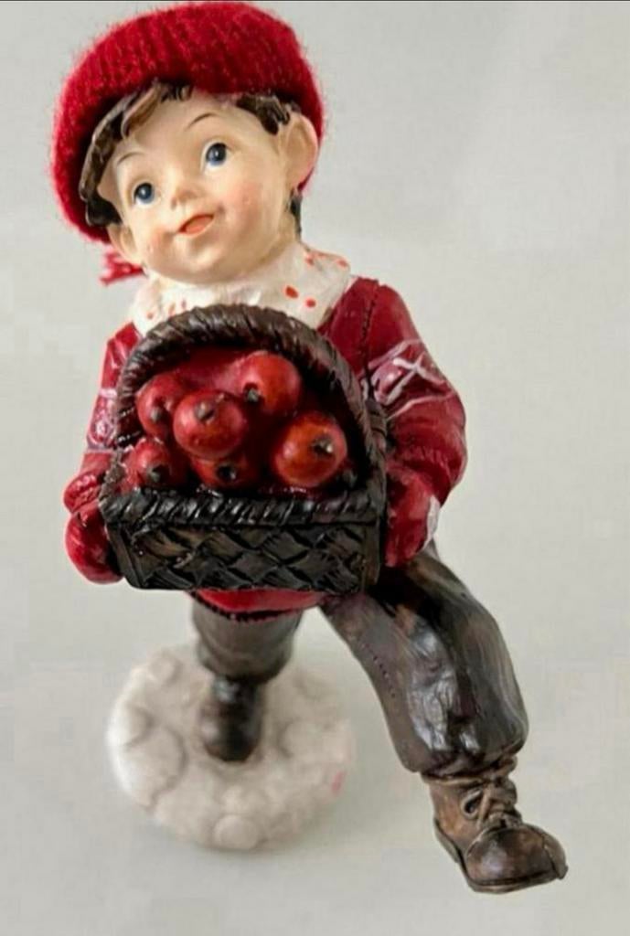 Prachtig vintage beeldje jongen met mand vol rode appels., Ophalen of Verzenden, Zo goed als nieuw